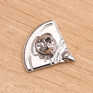 Macro-detail van de metalen pin achterkant met vlindersluiting op hout