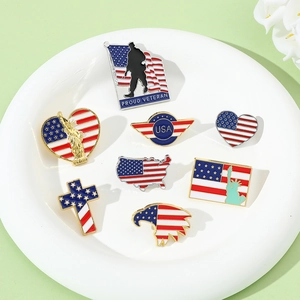 Dettaglio del set di 8 spille smaltate bandiera americana con motivi aquila e veterano