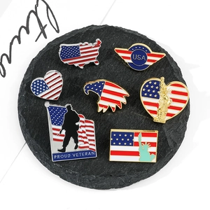 Set di sette spille patriottiche USA con bandiera e aquila su base di pietra scura