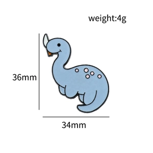 Schattige lichtblauwe dinosaurus emaille speld met roze stippen, 36mm x 34mm