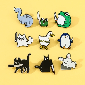 Grappige Cartoon Dier Emaille Pins Ondeugende Kat Gans Kikker Konijn Met Mes Legering Broche Badge Voor Rugzak Kleding Accessoire