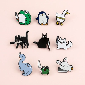 Detailoverzicht van negen grappige geëmailleerde pins met dieren zoals gans en kikker