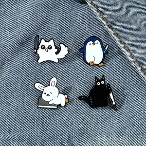 Set van grappige cartoon dierlijke emaille speldjes met kat, pinguïn, konijn en dinosaurus