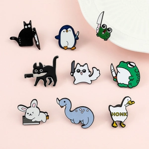 Details van diverse emaille pins met grappige dierenmemes op een roze achtergrond