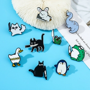 Detailopname van grappige emaille spelden met verschillende cartoon dieren en messen
