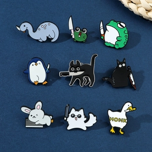 Detail van grappige cartoon dieren emaille speldjes met meme-personages en kleine tools