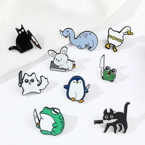 Macro-opname van diverse emaille pins met ontwerpen van katten, pinguïns en ganzen