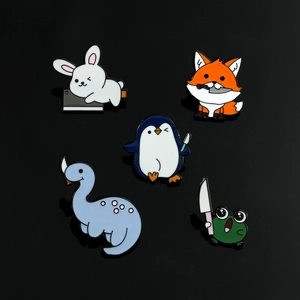 Detailopname van 5 grappige emaille pins met cartoon dieren en messen op zwarte achtergrond