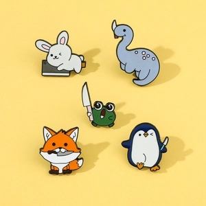Detailweergave van vijf creatieve cartoon dieren emaille pinnen met grappige mes-elementen