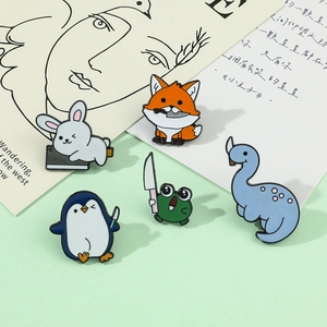 Detail van schattige emaille pins met dieren zoals een vos, konijn en dinosaurus