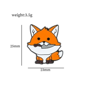Cartoon vos emaille speld met mes, creatieve dierenbroche met maat 25mm en 23mm