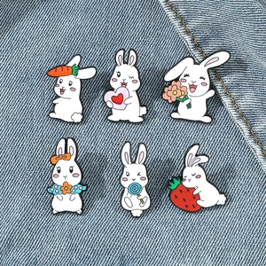 Set mit 6 niedlichen Emaille-Anstecknadeln Hase mit Karotte und Erdbeere auf Denim