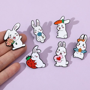 Detailset mit sechs süßen Comic-Hasen-Emaille-Pins mit Blumen- und Karottendesigns