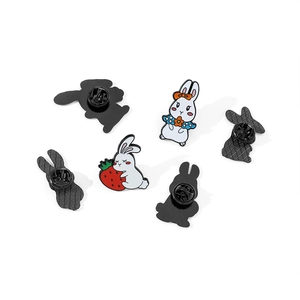 Niedliches Cartoon-Hasen-Emaille-Pin-Set mit Erdbeere und Schleife für Taschen
