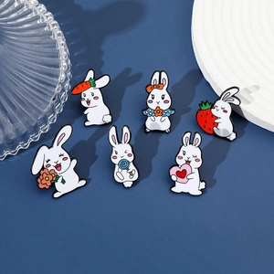 Detailansicht von sechs süßen weißen Kaninchen-Emaille-Pins mit Karotten-Motiven