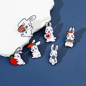Set mit sechs süßen Cartoon-Hasen-Emaille-Pins mit Blumen- und Fruchtmotiven