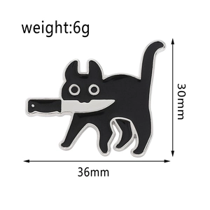 Pin's émaillé chat noir avec couteau design meme, dimensions 36mm de large par 30mm