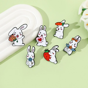 Detailansicht eines 6-teiligen süßen Cartoon-Hasen Emaille-Pin-Sets mit Blumen und Karotten