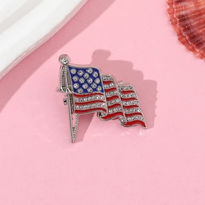 Detailansicht der US-Flaggenbrosche mit Emaille und funkelnden Strasssteinen