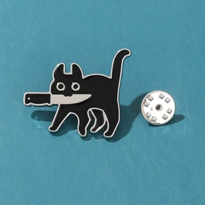 Broche chat noir mignon avec couteau, pin's en émail créatif pour sacs et vêtements