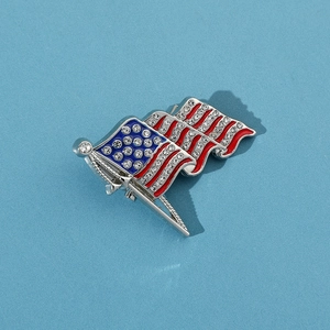 Makroaufnahme der wehenden US-Flaggen-Brosche mit Silberfinish und Glitzer-Strass