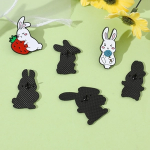Detailansicht der Cartoon-Hasen-Emaille-Pins mit Vorder- und Rückseite und Schmetterlingsverschluss