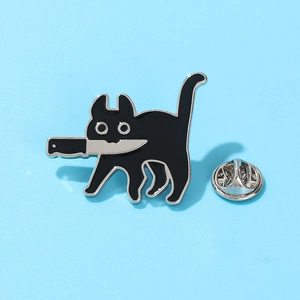 Détail du pin's émaillé chat noir avec couteau et fermoir papillon argenté