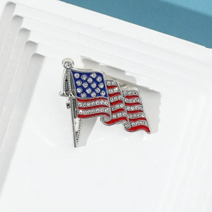 Detailaufnahme der US-Flaggen-Brosche mit Emaille und funkelnden Strasssteinen
