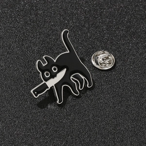 Détail du pin's chat noir avec couteau et fermoir papillon en métal argenté