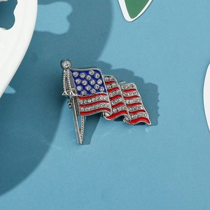 Detailansicht der US-Anstecknadel mit glitzernden Strasssteinen und Silbermetall