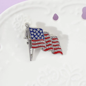 Makroaufnahme der US-Flaggen-Brosche mit Strasssteinen und Emaille-Details in Silber