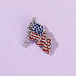 Makro-Detail der wellenförmigen US-Flaggen-Brosche mit Silberfinish und Glitzersteinen
