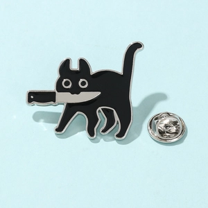 Détail du pin's en émail chat noir créatif avec couteau et fermoir en métal