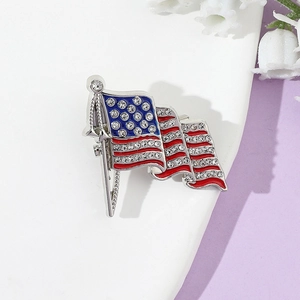 Detailansicht der US-Flaggen-Brosche mit roter/blauer Emaillierung und funkelnden Strass