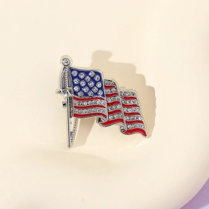 Detailansicht der US-Flaggen-Brosche mit rotem und blauem Emaille und funkelnden Strasssteinen