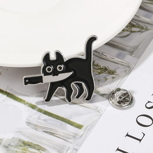 Détail de l'épingle émaillée chat noir avec couteau et fermeture papillon en métal