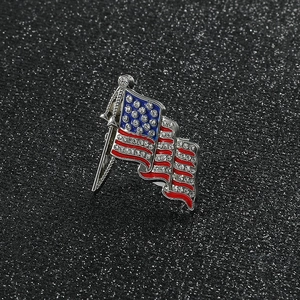 Detail der US-Flaggen-Brosche mit funkelnden Strasssteinen und roter Emaille auf Schwarz