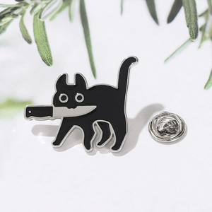 Détail du pin's chat noir avec couteau et son fermoir papillon en métal argenté