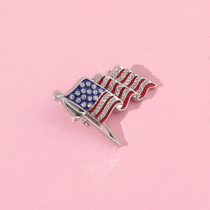 Makroaufnahme der US-Flaggenbrosche mit Emaille und funkelnden Strasssteinen
