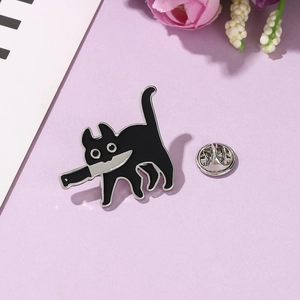 Détail du pin's émaillé chat noir créatif avec couteau et son fermoir papillon en métal