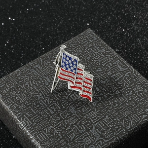 Detailaufnahme der US-Flaggen-Brosche mit funkelnden Kristallen und Emaille-Verarbeitung