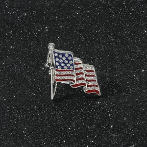 Makro-Detail der wehenden US-Flaggen-Brosche mit Silberrahmen und glitzernden Strasssteinen