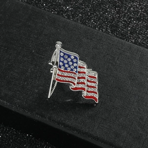 Funkelnde US-Flaggen-Brosche mit Straßsteinen und Emaille auf Samt-Display