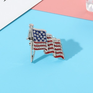 Detailansicht der US-Flaggen-Brosche mit funkelnden Kristallen und Emaille auf Silbermetall