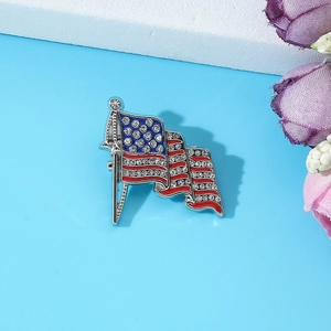 Detailansicht der US-Flaggen-Brosche mit Strass und Emaille auf blauem Hintergrund