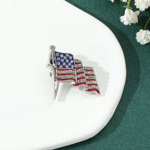 Nahaufnahme der US-Flaggen-Brosche mit rotem und blauem Emaille und funkelnden Strasssteinen