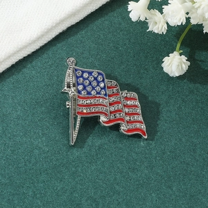 Detail der USA-Flaggenbrosche mit glitzernden Strasssteinen und Emaille-Finish