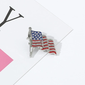 Detail der USA-Flaggen-Brosche mit funkelnden Strasssteinen und Emaille auf Silbermetall