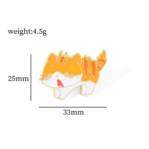 Vista dettagliata della spilla smaltata a gatto cartoon con dimensioni 33mm per 25mm