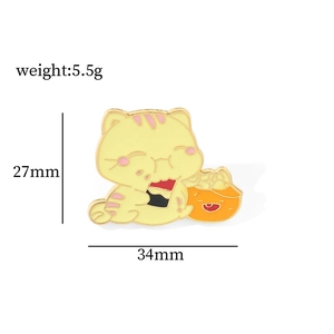 Dettaglio spilla in smalto con gatto, larghezza 34mm e altezza 27mm, design carino